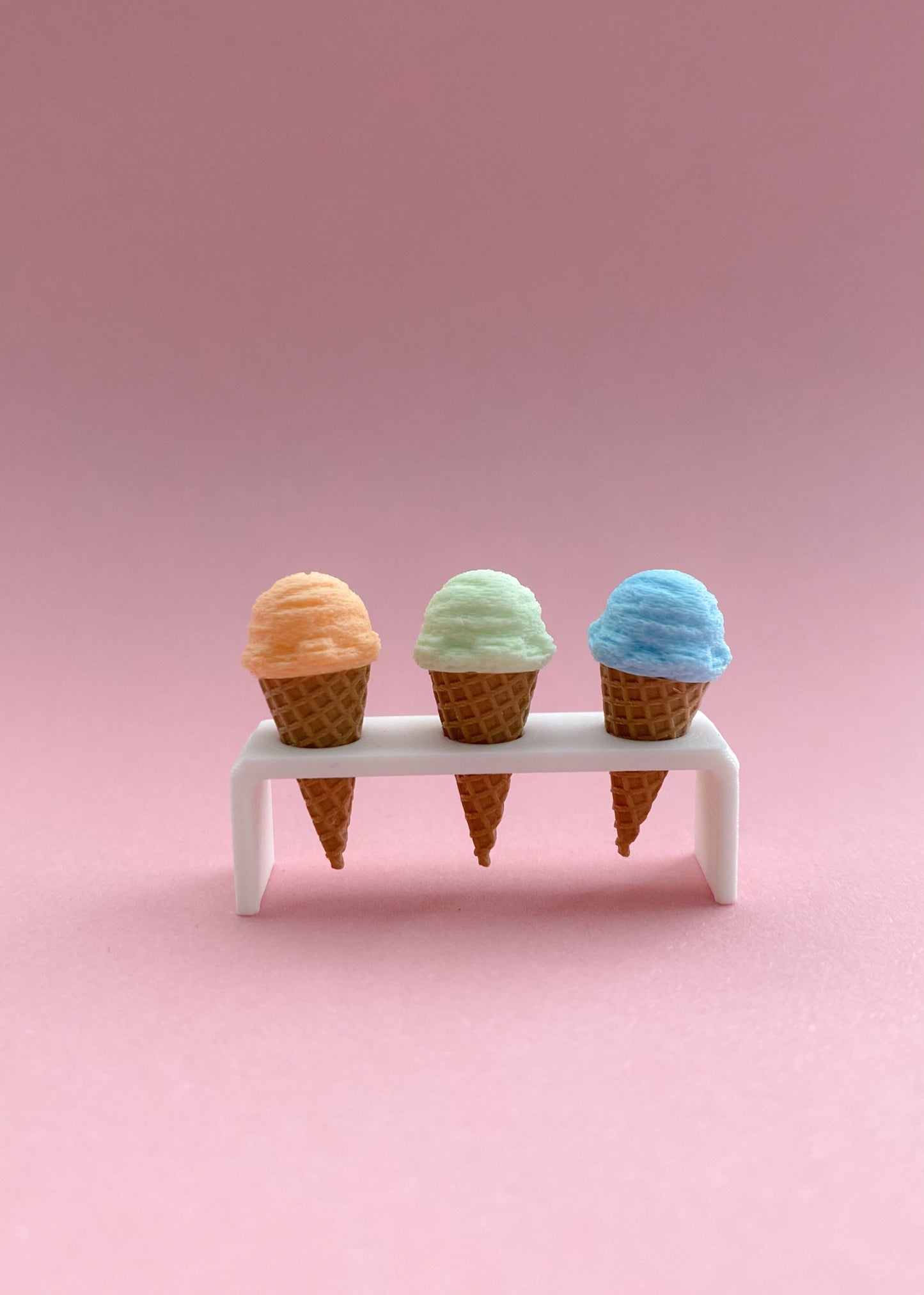 Drie magnetische miniatuur ijsjes met houder