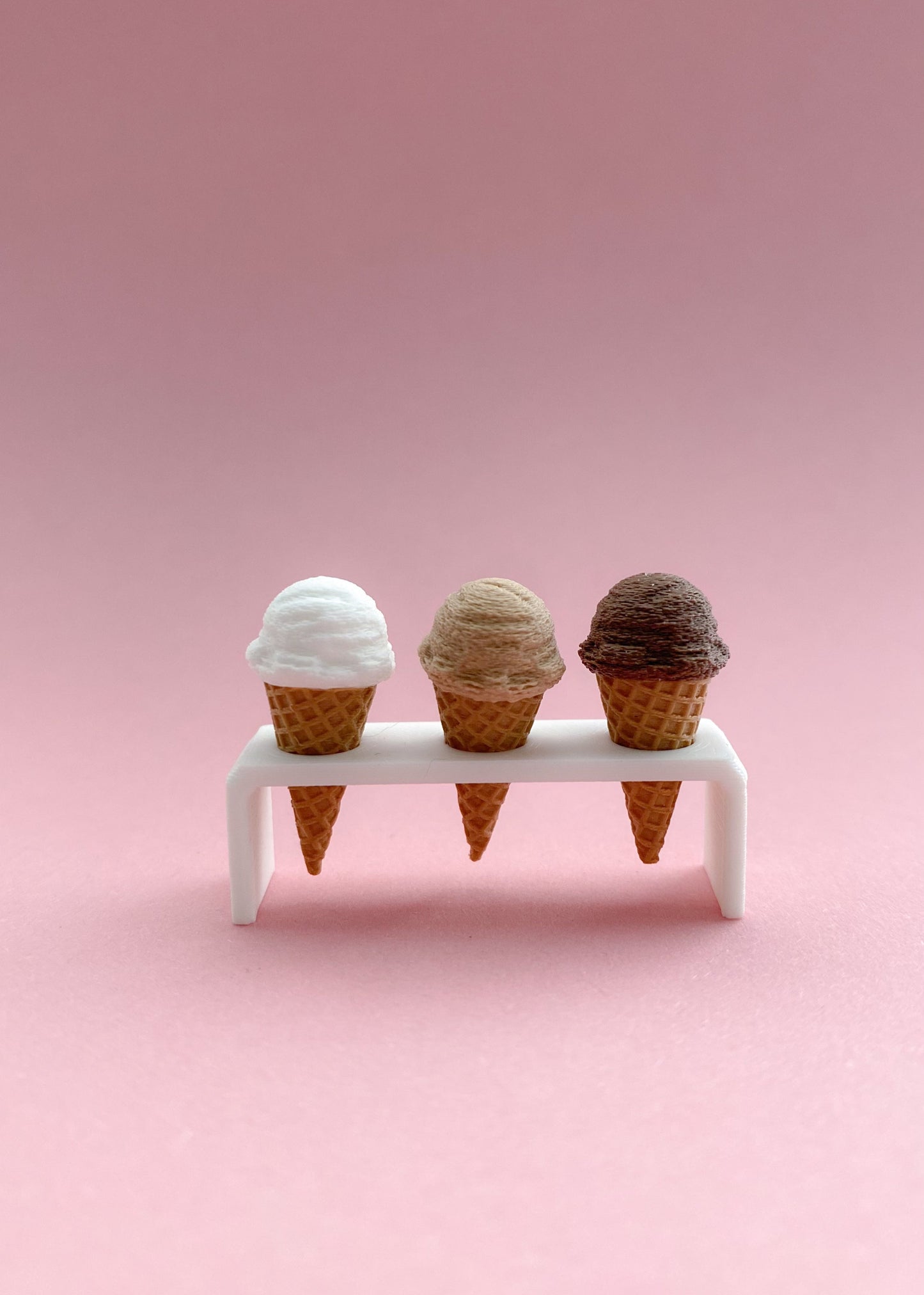 Drie magnetische miniatuur ijsjes met houder