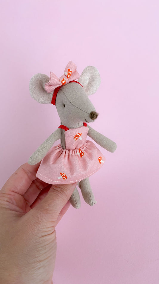 Jurkje roze met paddenstoelen print voor muis