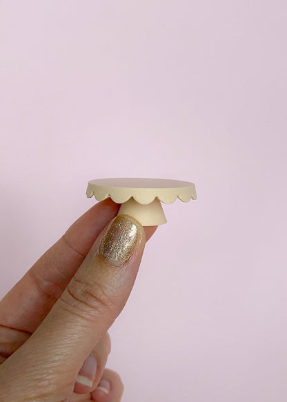 pastel beige miniatuur taart standaard met scallops aan onderzijde
