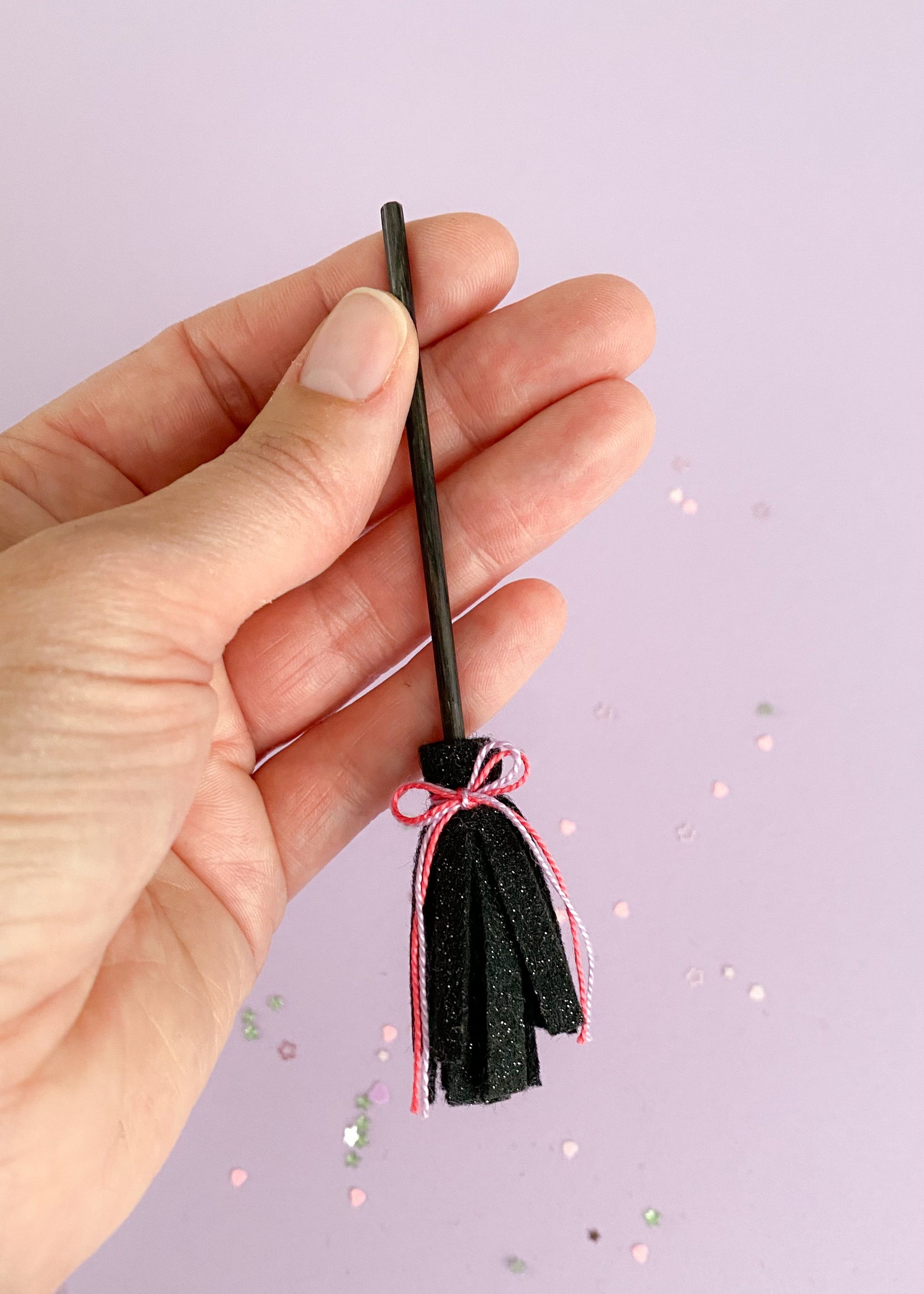 Miniatuur heksen bezem roze-lila strik