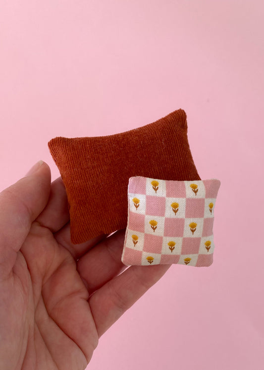 Twee miniatuur kussentjes roestbruin rib en roze met gele bloemen