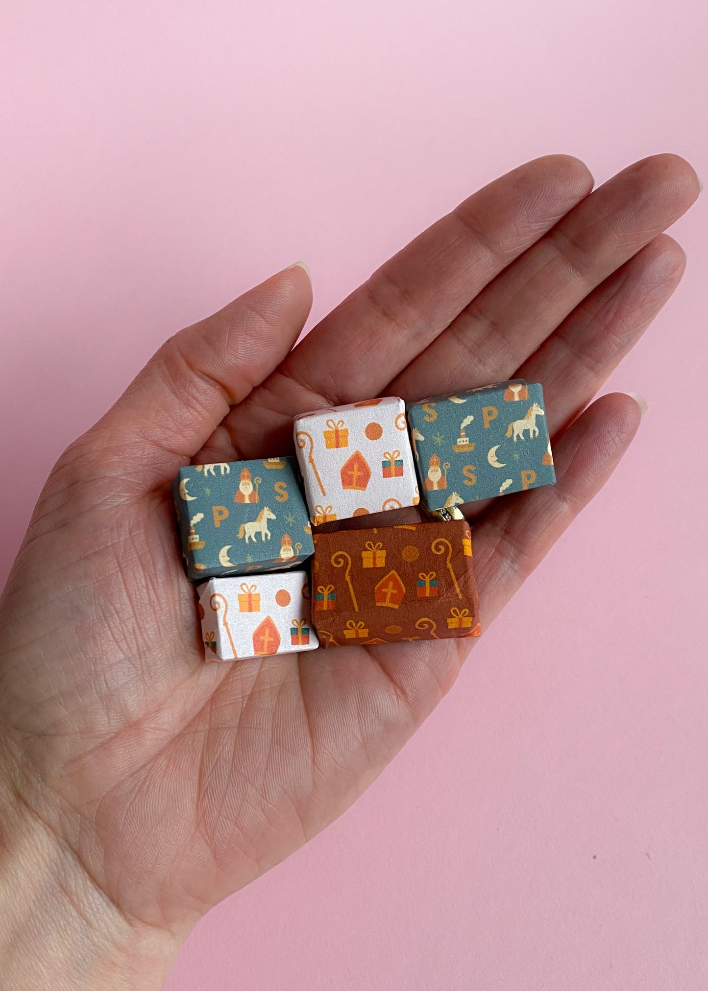 Set of miniature Sinterklaas gifts