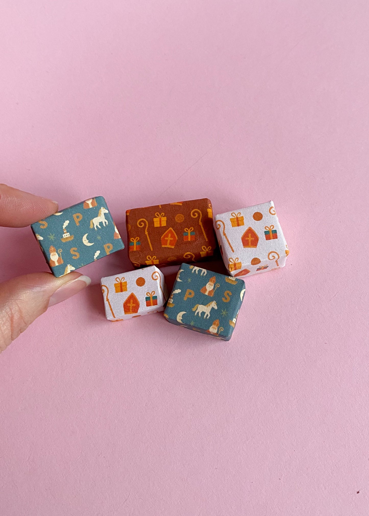 Set of miniature Sinterklaas gifts