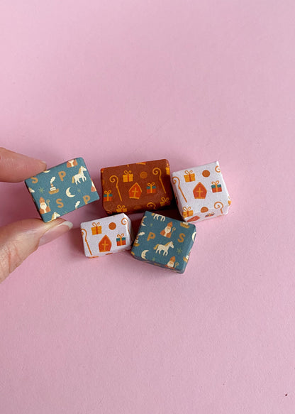 Set of miniature Sinterklaas gifts