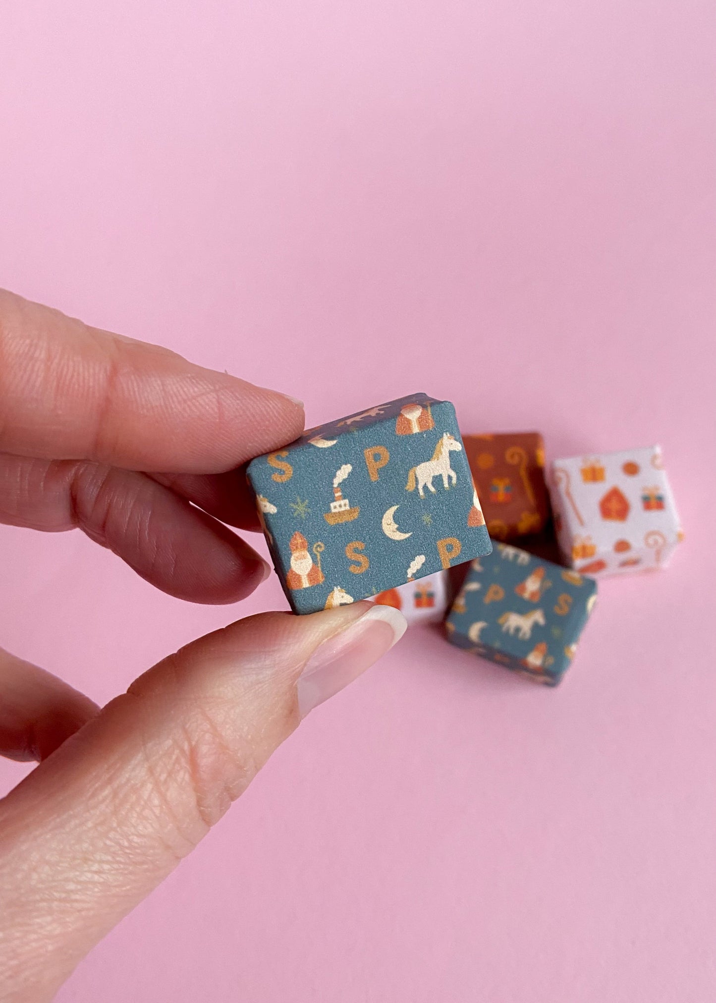 Set of miniature Sinterklaas gifts